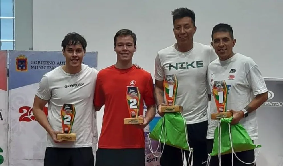 Roland Keller (izq.), Carlos Keller, Moscoso y Carrasco, en la premiación de dobles. Foto: Luis Moscoso.