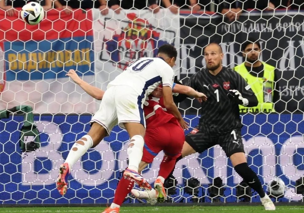 El balón impulsado por Jude Bellingham (10) entra al arco serbio para el triunfo de Inglaterra. Foto: EFE 