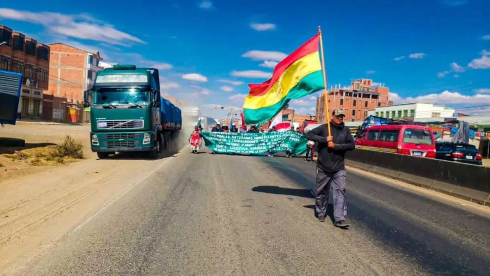 La marcha  gremiales, que partió de Patacamaya, llegó a El Alto cerca del mediodía de este domingo. Foto: Unitel