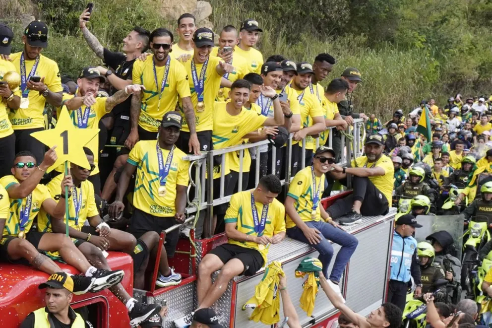 Los jugadores del plantel del Bucaramanga, flamantes campeones del torneo colombiano. Foto EFE