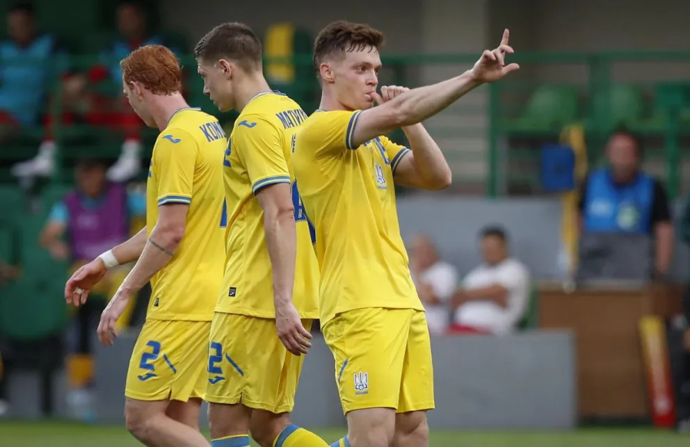 El jugador ucraniano Viktor Tsygankov (d) de celebra tras marcar el gol 0-2 durante el partido amistoso de fútbol entre Ucrania y Moldavia en Chisinau, Moldavia.