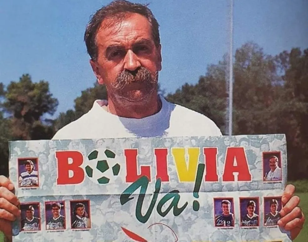 Xabier Azkargorta en 1994 con una lámina con los convocados para las eliminatorias de un año antes. 