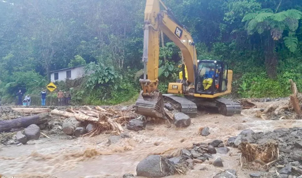 Tareas de limpieza en las zonas afectadas por las lluvias en la ciudad de Baños, Ecuador: Foto: EFE