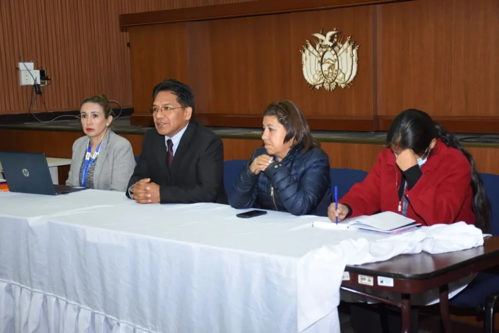 El viceministro de Defensa del Consumidor, Jorge Silva y representantes de instituciones analizan los precios de las medicinas. Foto: APG