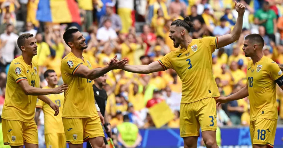 Los futbolistas rumanos celebran por uno de los goles convertidos. Foto: UEFA Eurocopa.