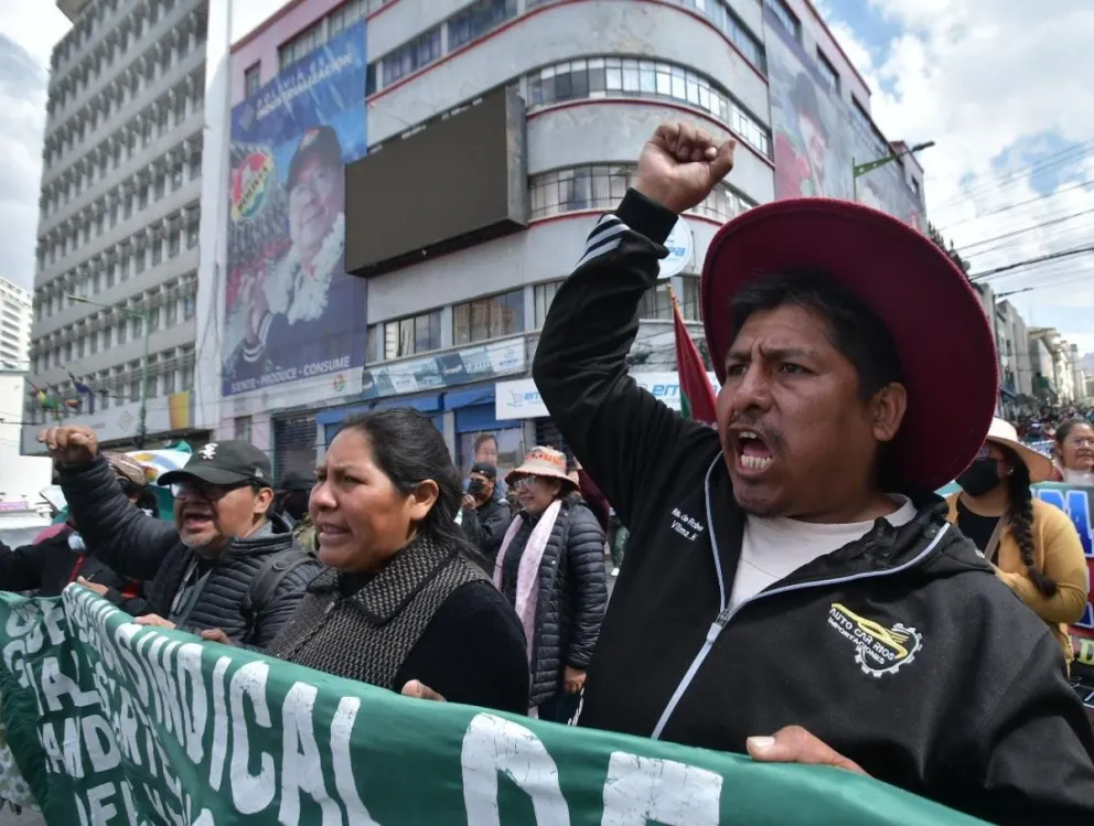 Los gremialistas bajaron de El Alto a La Paz por la vía antigua, y se concentran en la avenida Camacho. Fotos: APG