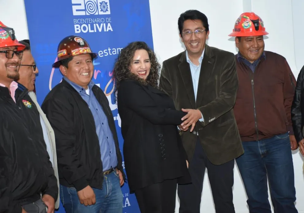 La ministra de Salud con el nuevo ejecutivo de la CNS tras la posesión. Foto: APG