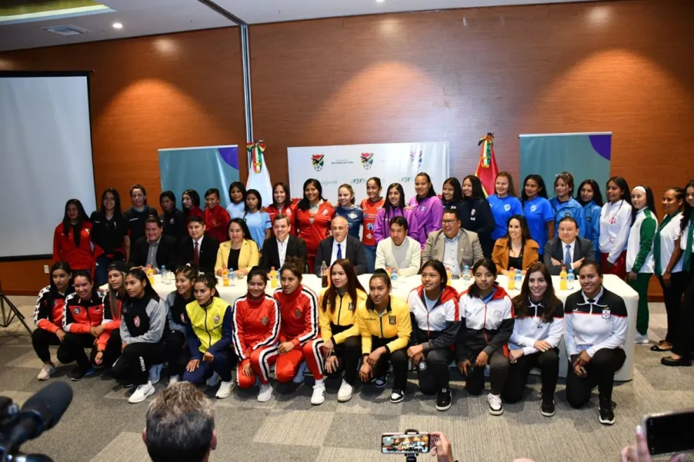 Jugadoras de los equipos participantes en la presentación oficial del torneo. Foto: APG.