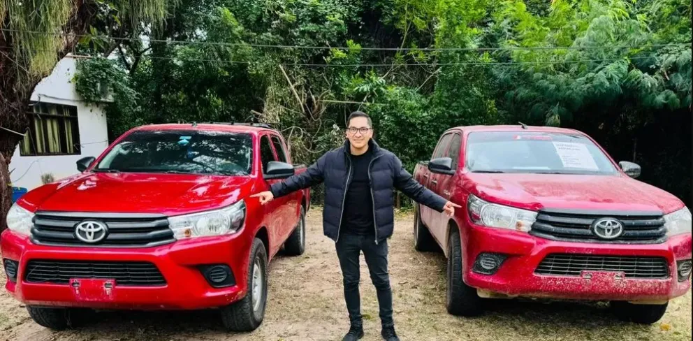 El legislador con los dos vehículos recuperados. Foto: tiempodenoticias.cl
