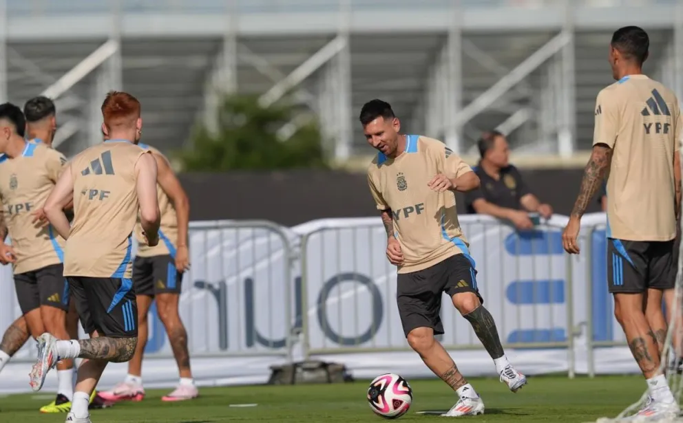 Messi (centro) domina la pelota durante una práctica. Foto: AFA.