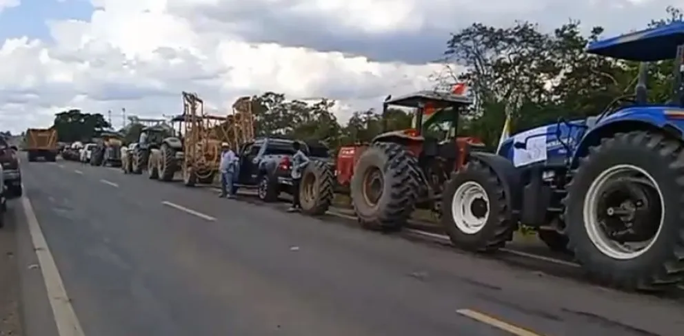 Tractorazo en la provincia Guarayos. Foto: Captura Somos noticia tv digital