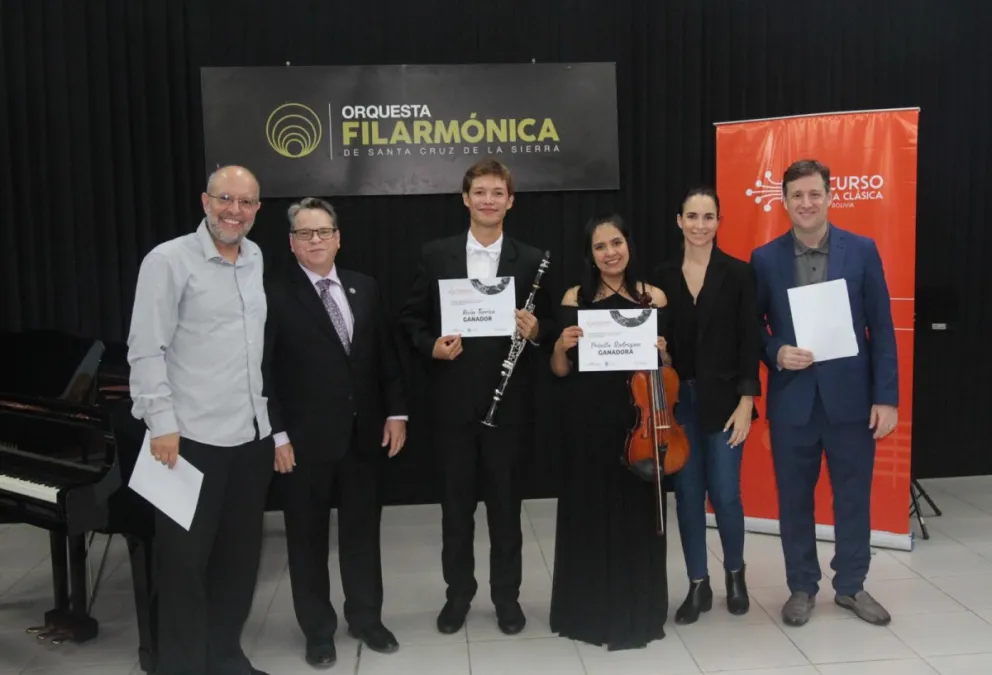 Los ganadores del certamen con los representantes del jurado y los organizadores: FOTO: Souza Infantas