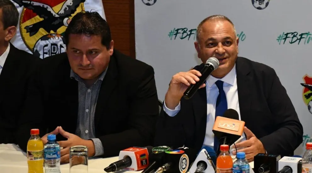 Fernando Costa (der.), presidente de la FBF. A su izquierda Klaus Von Landwust, director de Competiciones. Foto: APG