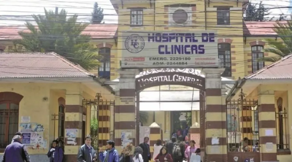 Una foto referencial del ingreso del hospital de Clínicas, donde se registran largas filas para conseguir fichas para consultas. Foto: Archivo