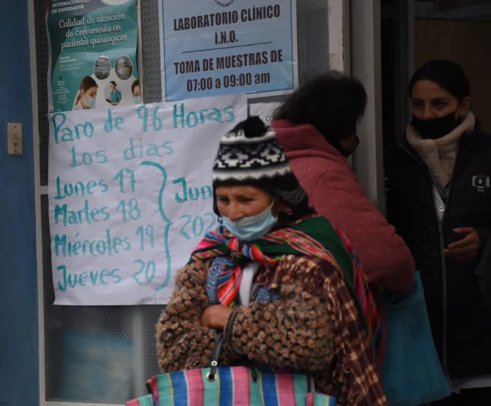 Paciente se aleja del centro médico, donde se anuncia el paro.   FOTO: APG