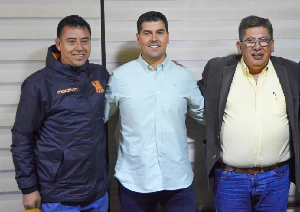 Juan Pablo Revilla (izq.), junto al técnico Ismael Rescalvo y al presidente Ronald Crespo. Foto: club The Strongest