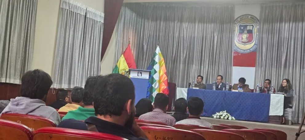 Reunión de autoridades del Servicio de Impuestos Nacionales y dirigentes del transporte en Tarija. Foto: SIN