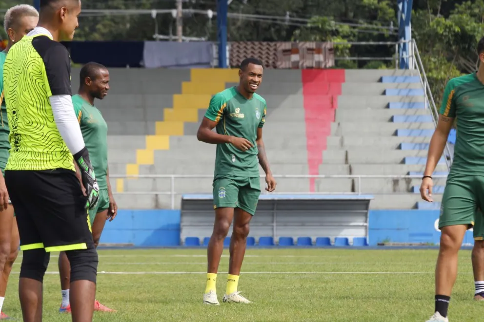El brasileño de Moura sonríe en el entrenamiento de su club. Foto San Antonio