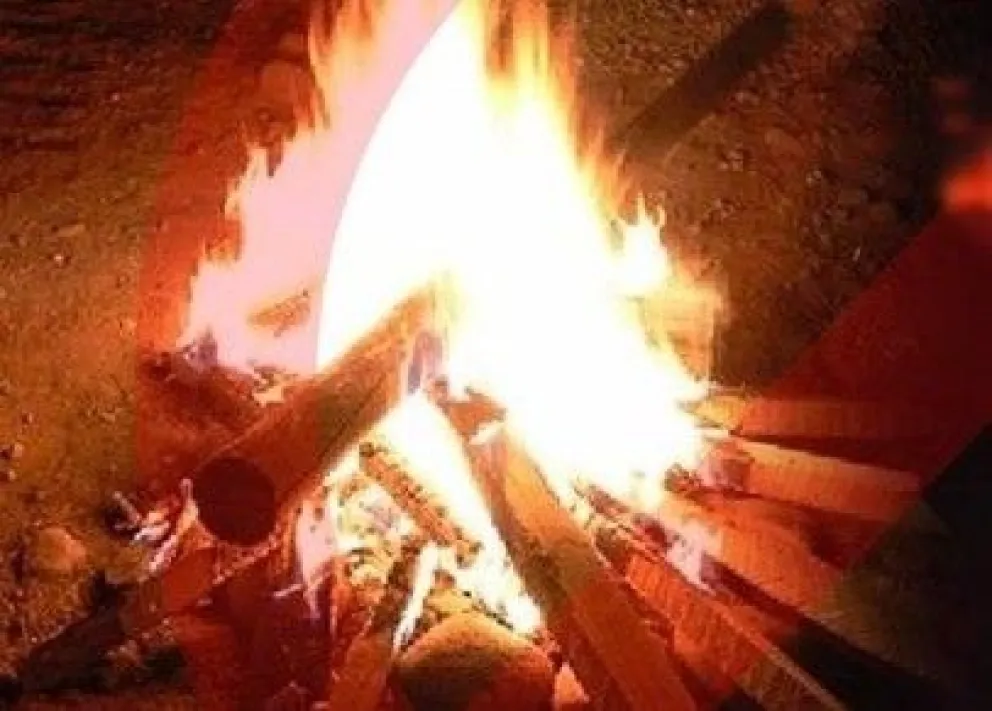 Una fogata en San Juan (imagen referencial). Foto: ABI 