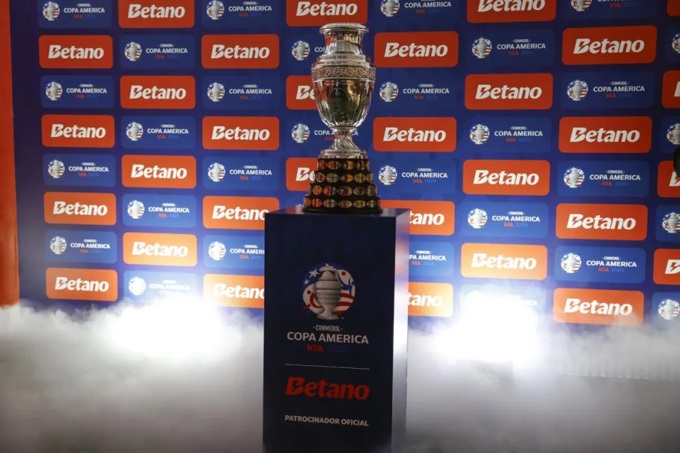 El trofeo que estará en disputa a partir de este jueves con 16 selecciones. Foto: EFE