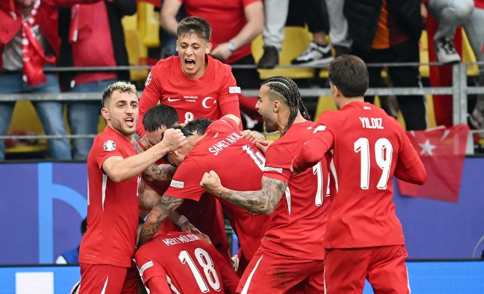 Jugadores turcos celebran el triunfo sobre Georgia. Arda Güler (8) lo grita con todo. Foto: UEFA