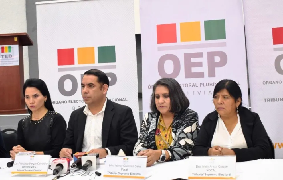 Francisco Vargas, presidente en ejercicio del TSE. (centro). Foto: Captura Bolivia TV.