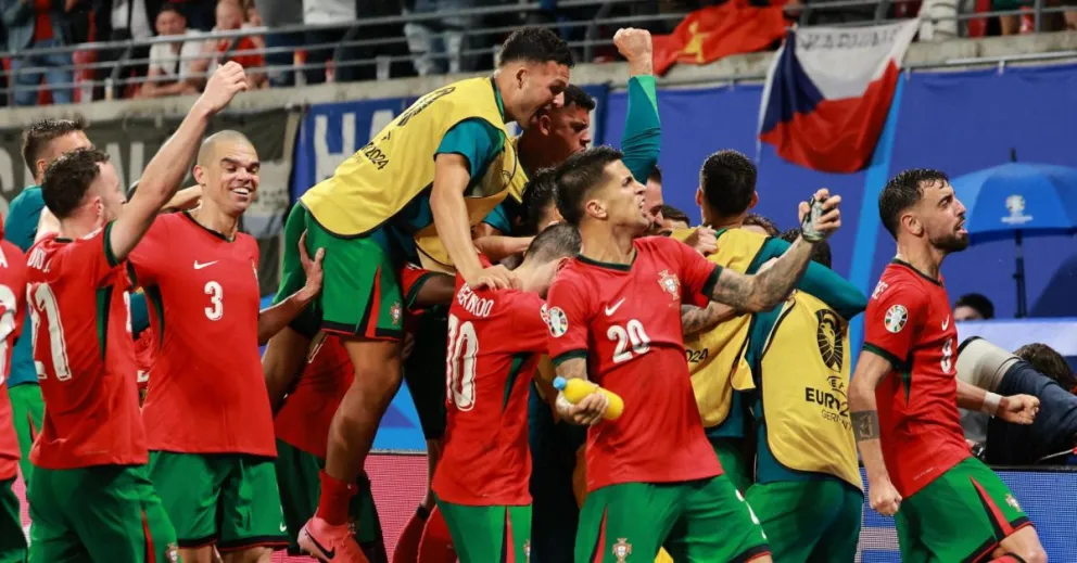 Los jugadores portugueses celebran tras el gol del triunfo de Conceicao. Foto EFE