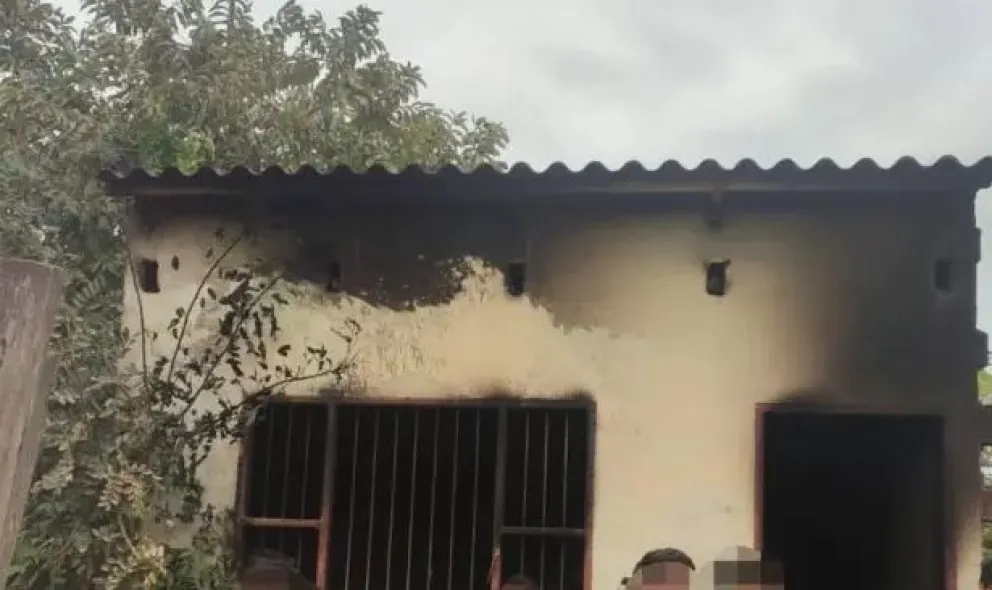 Así quedó la vivienda tras el incendio en San Julián, en el que fallecieron un padre y sus hijos. Foto: Ahora Digital