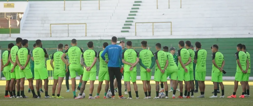 Grupo de jugadores de la selección nacional en una práctica en Santa Cruz. Foto: APG