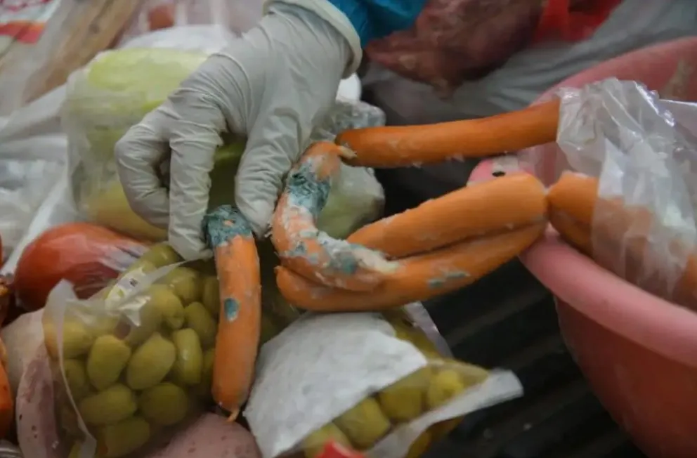 Salchichas en estado de putrefacción fueron decomisadas por funcionarios municipales. Foto: AMUN