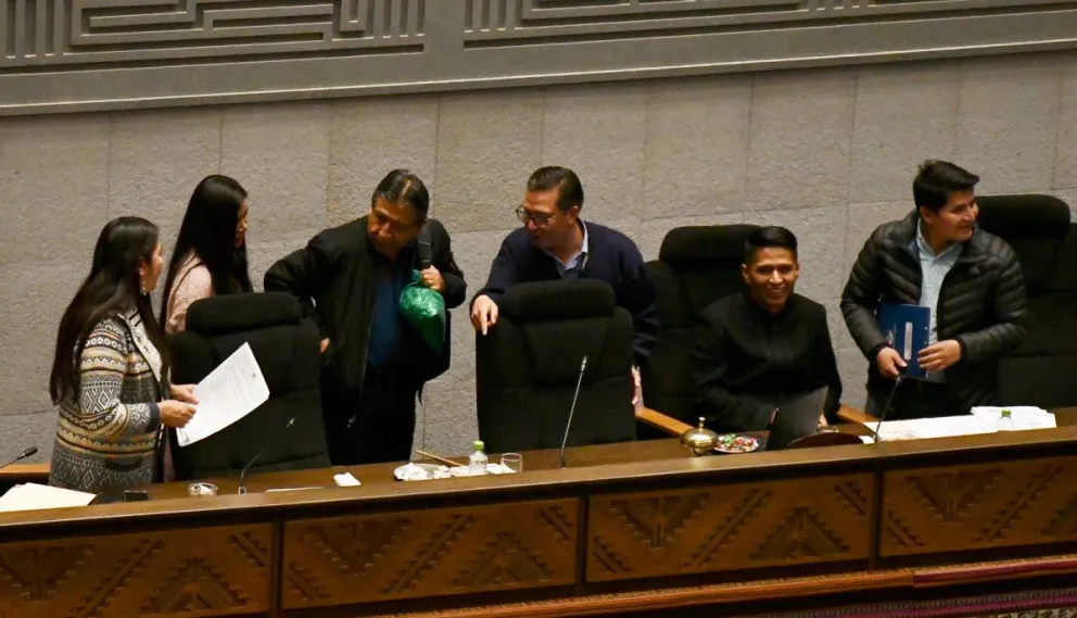 El presidente nato de la ALP, David Choquhuanca, se retira del hemiciclo luego de suspender la octava sesión de Asamblea. Foto: APG