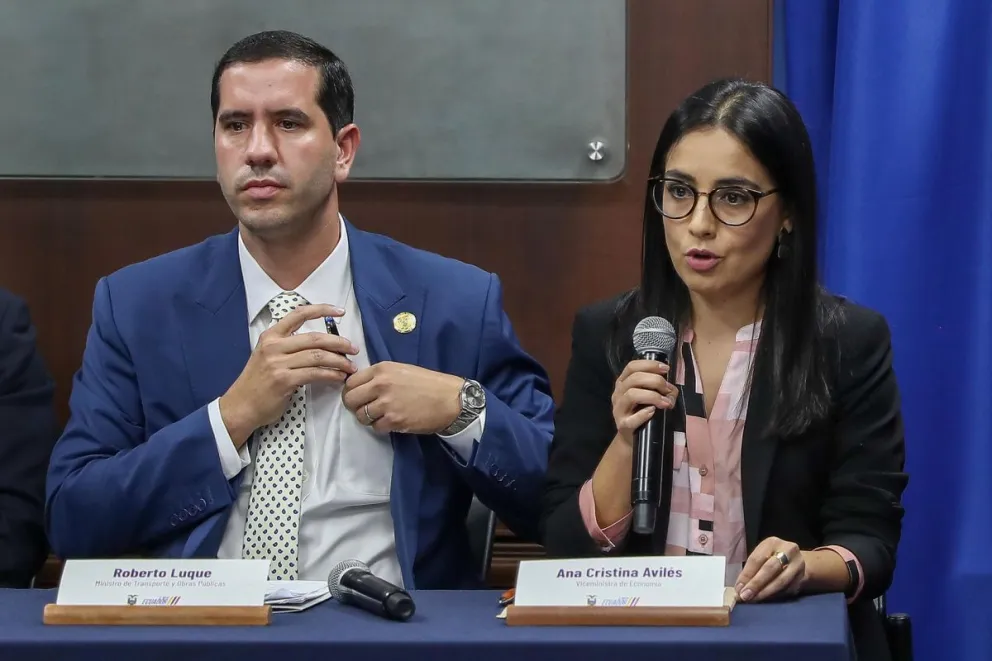 El ministro de Transporte y Obras Públicas, Roberto Luque, junto a la viceministra de Economía Ana Cristina Aviles hablan en el Palacio de Gobierno, este martes en Quito (Ecuador). Foto: EFE