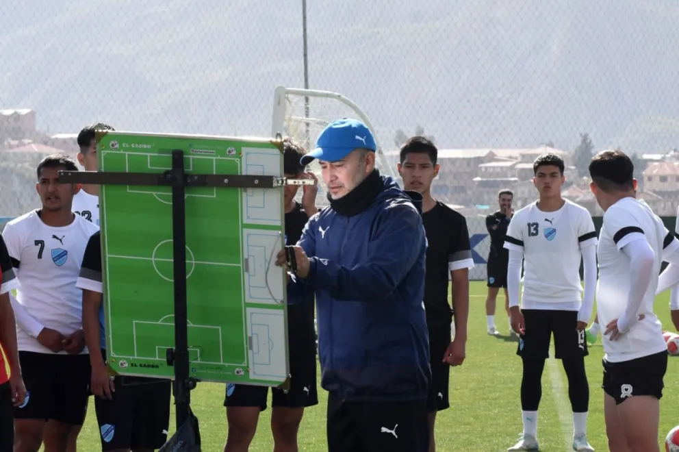 Robatto (centro) da instrucciones tácticas a los futbolistas celestes. Foto: Club Bolívar.