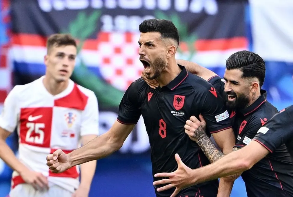 Festejo de los albaneses ante la tristeza de los croatas. Foto: UEFA Eurocopa.