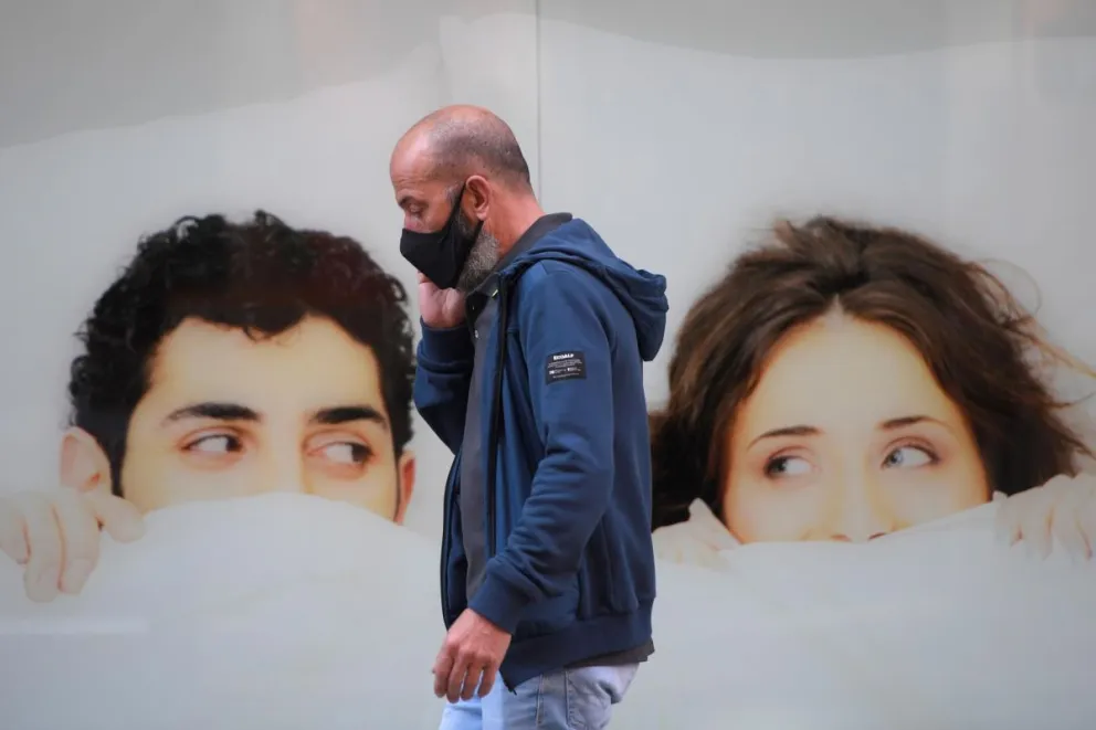 Un hombre camina con su mascarilla. Foto: EFE