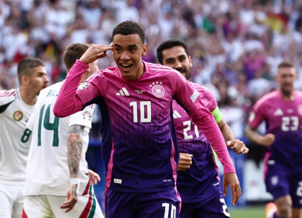 El delantero de la selección de Alemania, Jamal Musiala, celebra su tanto. Foto: EFE.
