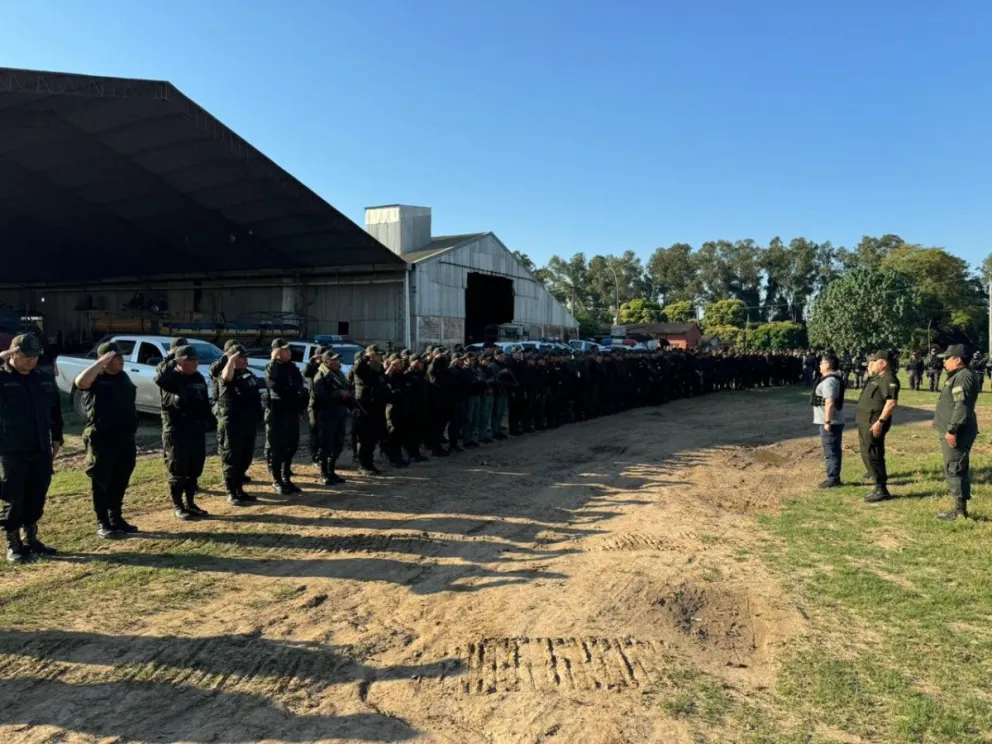 El contingente policial movilizado para la recuperación de predios avasallados en Santa Cruz. Foto. Ministerio de Gobierno