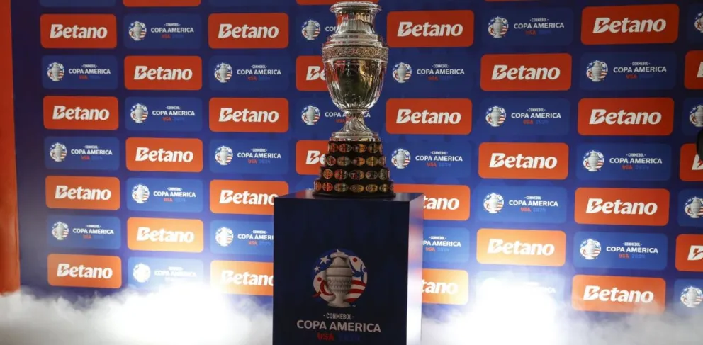 El trofeo de la Copa América ya está en la sede del torneo. Foto: EFE