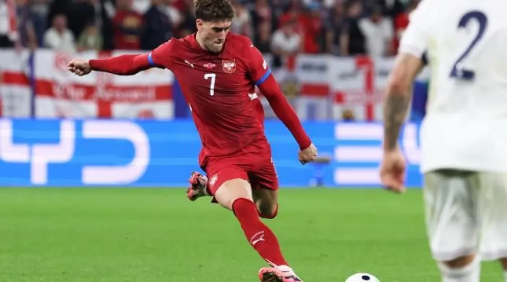 Dusan Vlahovic le pega al balón en el lance ante Inglaterra. Foto EFE