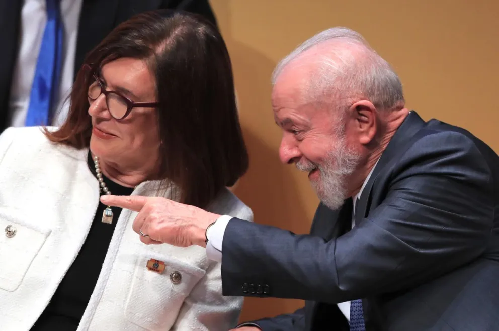  Lula da Silva habla con la nueva presidenta de Petrobras, Magda Chambriard. Foto: EFE