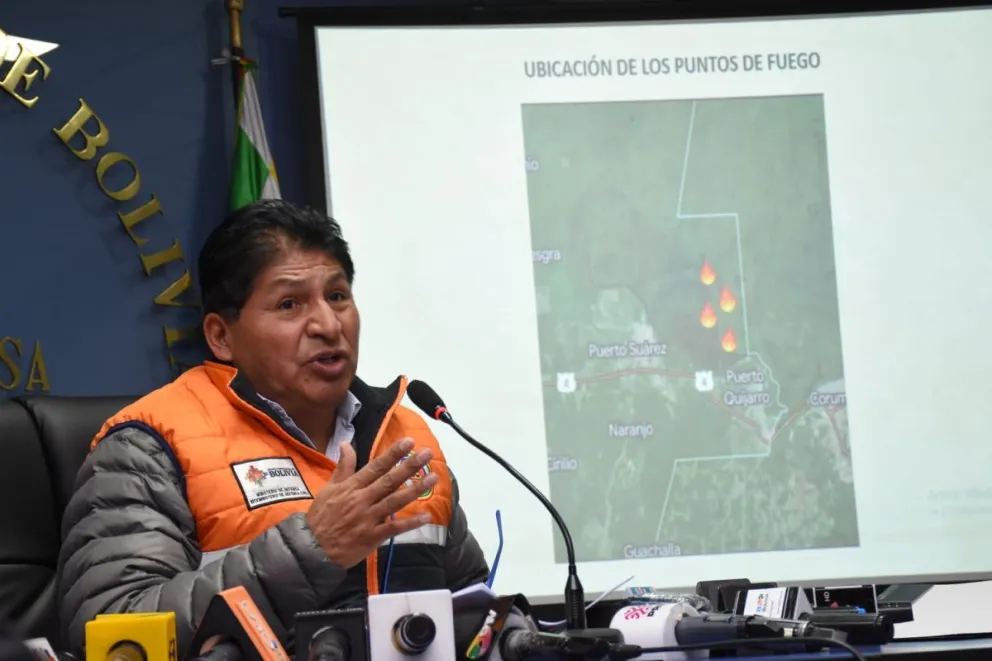 El viceministro de Defensa Civil, Juan Carlos Calvimontes, durante un anterior reporte de focos de calor. Foto: APG
