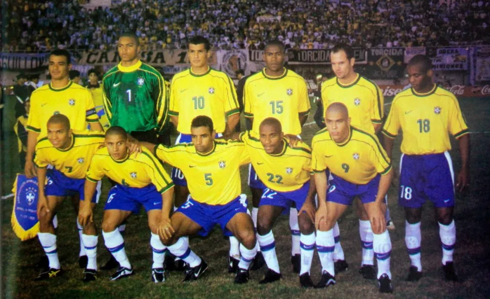La selección brasileña campeona de la Copa en 1999. Zago aparece en la final de arriba, es el segundo desde la derecha.