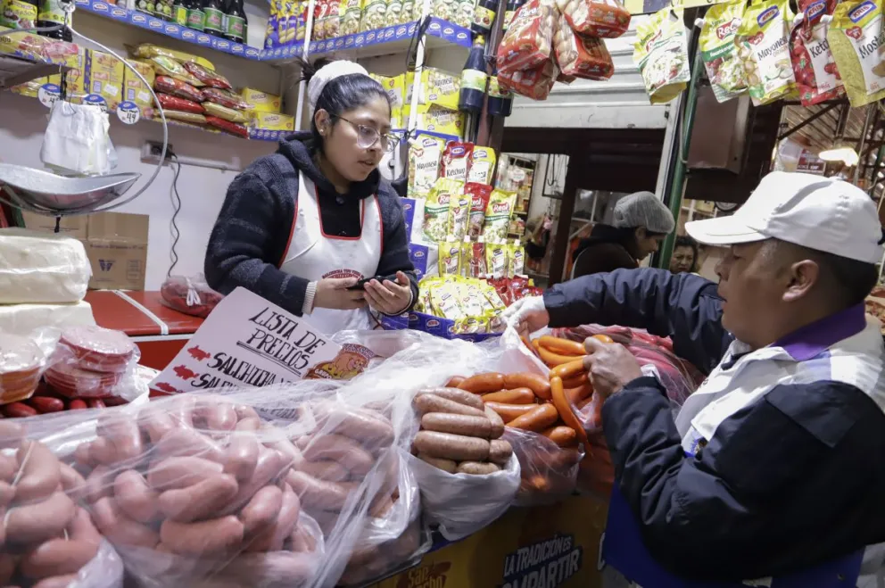 Un control de la venta de embutidos en Cochabamba. Foto: apg