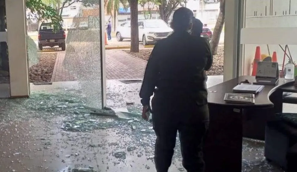 Destrozos en la oficina de la Aduana en Santa Cruz. Foto: Unitel