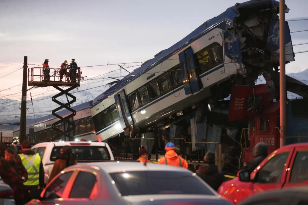 Personal de seguridad junto a las dos trenes involucrados en un accidente. Foto: EFE