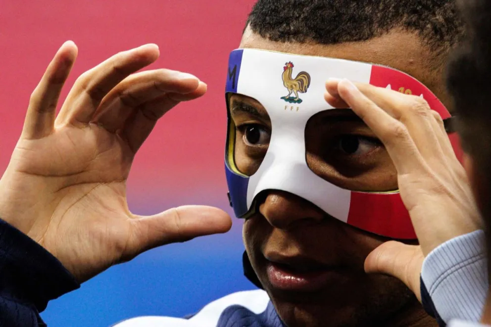 El atacante francés acomoda su máscara para entrenarse con el plantel galo. Foto EFE