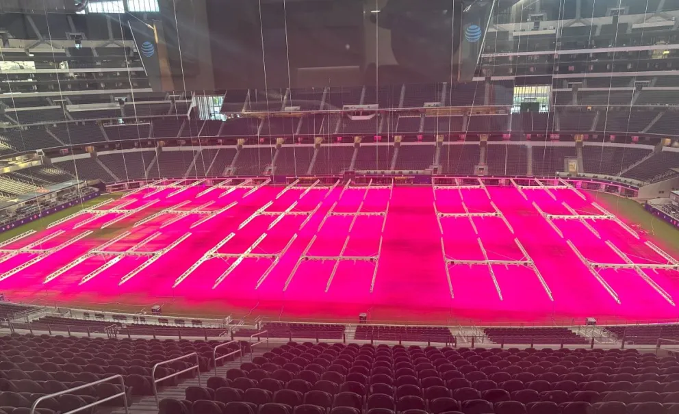 Las luces ultravioleta sobre el césped natural recién instalado en el campo de juego del AT&T Stadium. 
