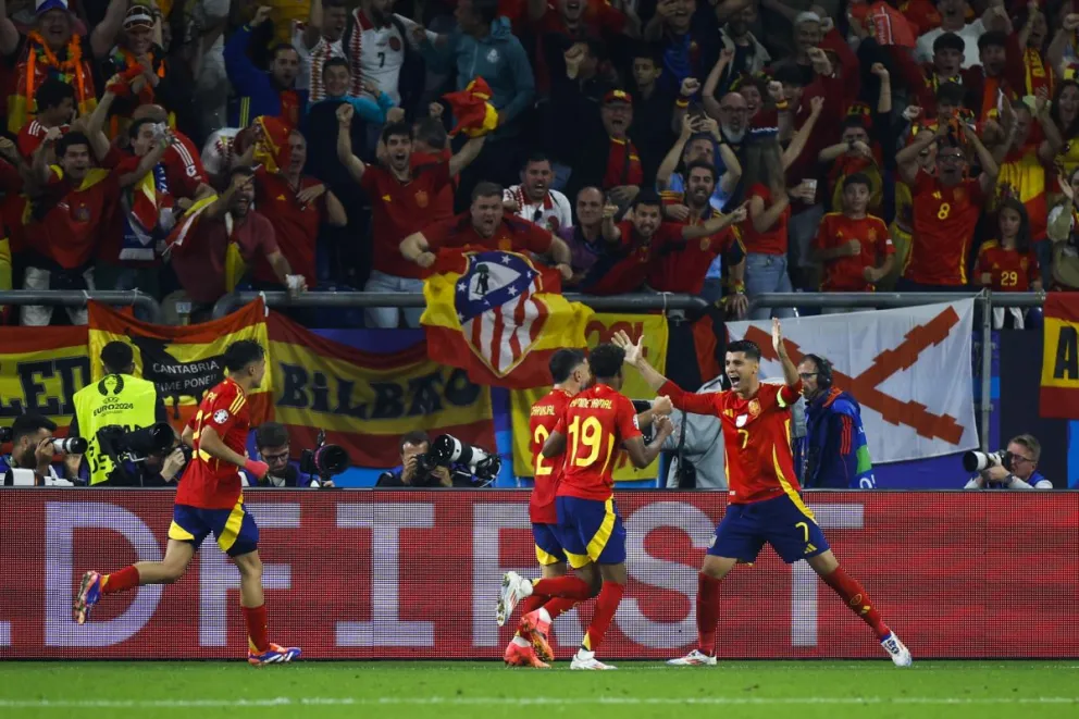 El festejo de los jugadores españoles tras anotar el único gol del partido. Foto EFE