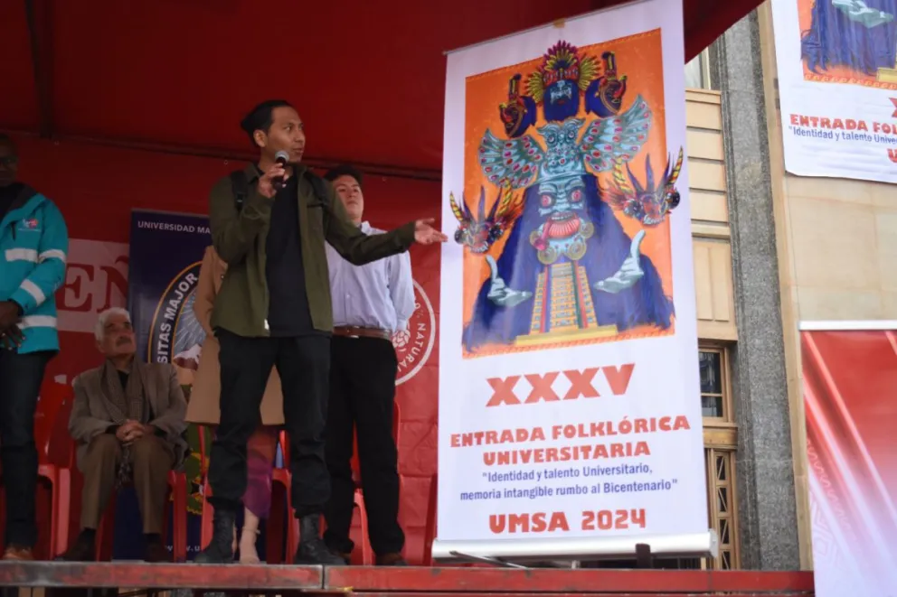 El universitario Bladimir Sea explica su trabajo.    FOTO: UMSA