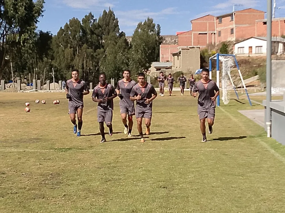 Los jugadores del cuadro albirrojo, en primer plano el francés Karl Mboupou, al costado del Valle que no seguirá. Foto Sports 360